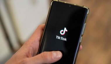 &quot;Tiktok&quot; lietotne viedtālrunī. Ilustratīvs attēls.