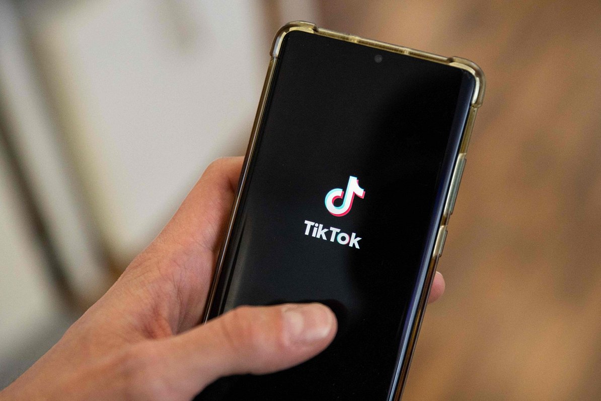 &quot;Tiktok&quot; lietotne viedtālrunī. Ilustratīvs attēls.