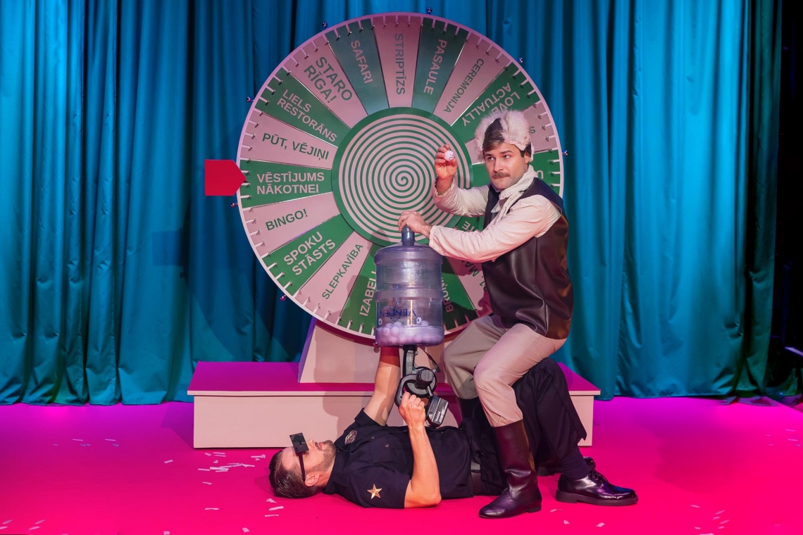 Skats no izrādes "Viss bumbās" // Foto – Agnese Zeltiņa