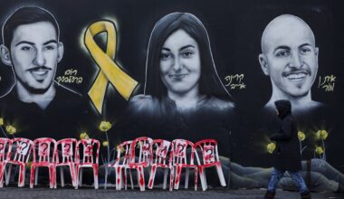 Jeruzalemē ielu mākslinieka zīmējumā attēloti &quot;Hamās&quot; gūstā esošie ķīlnieki