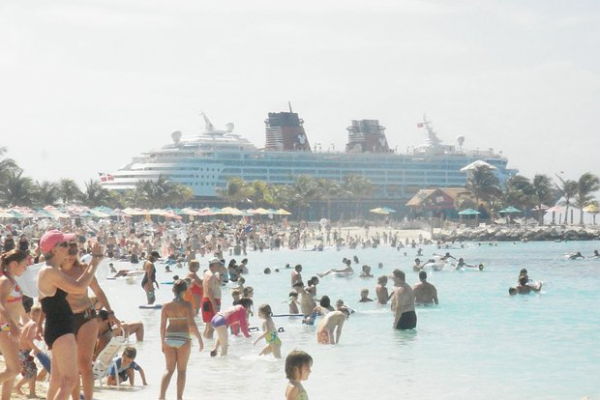 65 gadus vecs brits Bahamu salās uzmācies 29 gadus vecai sievietei pludmalē