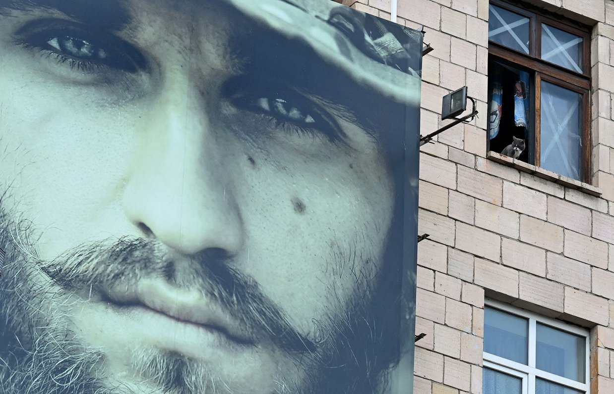 Dzīvojamā ēka, uz kuras izvietots liels &quot;Azovas&quot; brigādes vervēšanas plakāts.