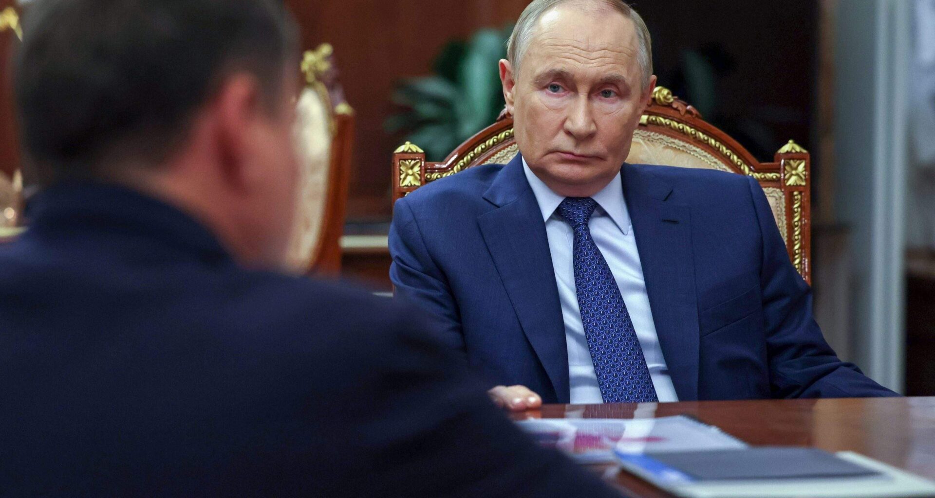 Tuvumā palikuši tikai pakalpiņi. Putins arvien vairāk zaudē Krievijas elites cieņu, pārvēršoties par “kārpainu pīli”