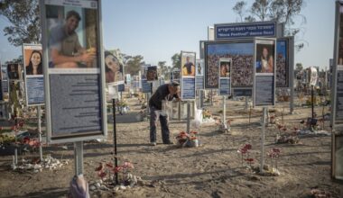 Vīrs 17 stundas turēja durvju rokturi. Divu sieviešu stāsts, glābjoties no «Hamās» uzbrukuma / Raksts