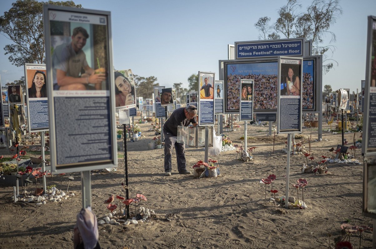 Vīrs 17 stundas turēja durvju rokturi. Divu sieviešu stāsts, glābjoties no «Hamās» uzbrukuma / Raksts
