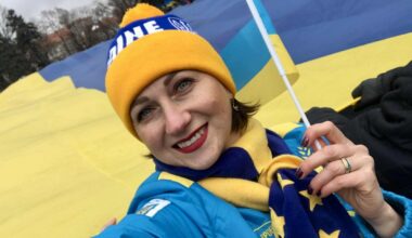 Angelinaa ar 9x6m karogu, ko viņa ziedoja Bahmutas iedzīvotājiem