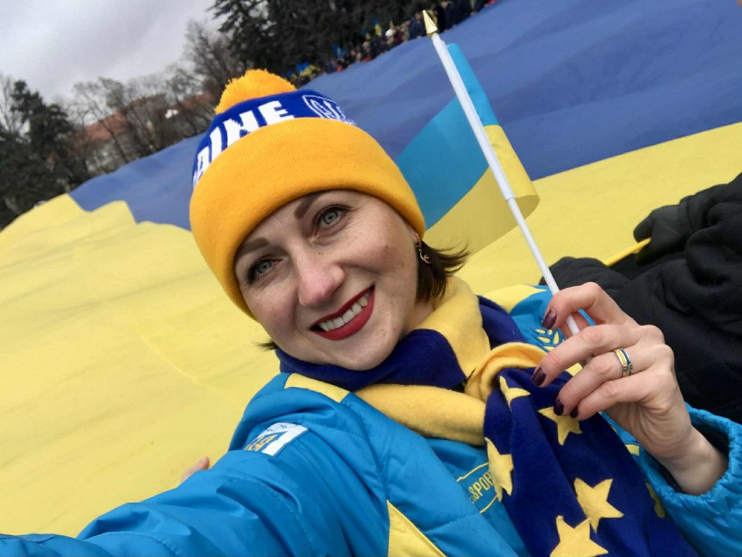 Angelinaa ar 9x6m karogu, ko viņa ziedoja Bahmutas iedzīvotājiem