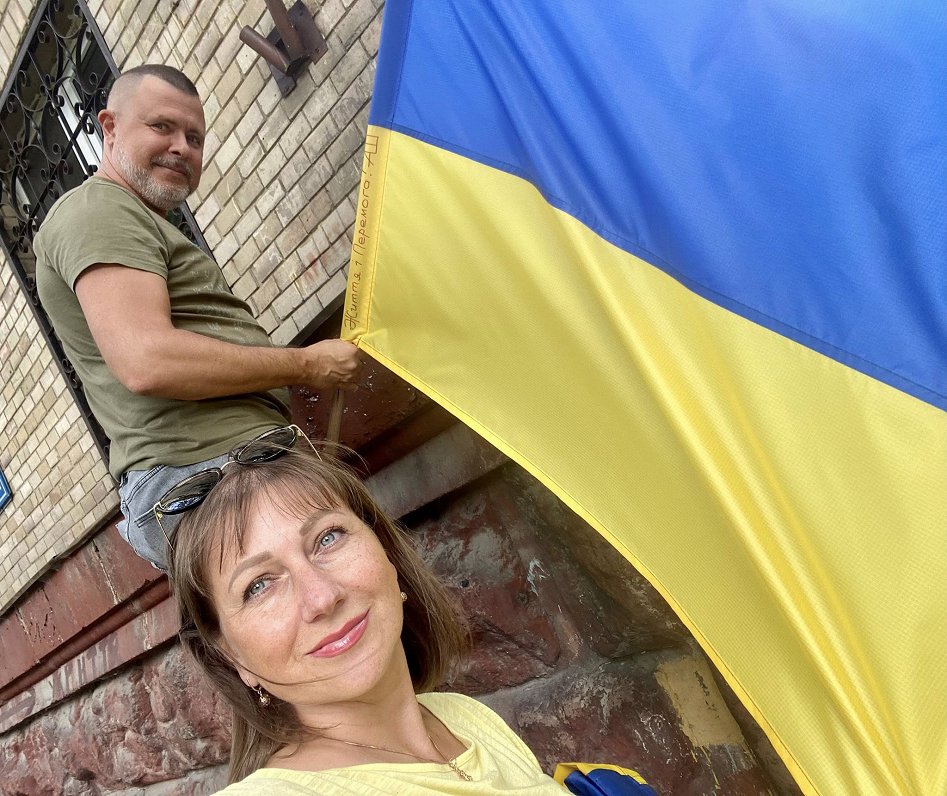 Angelinas izgatavots karogs pie viņas mājas Ukrainas karoga dienā