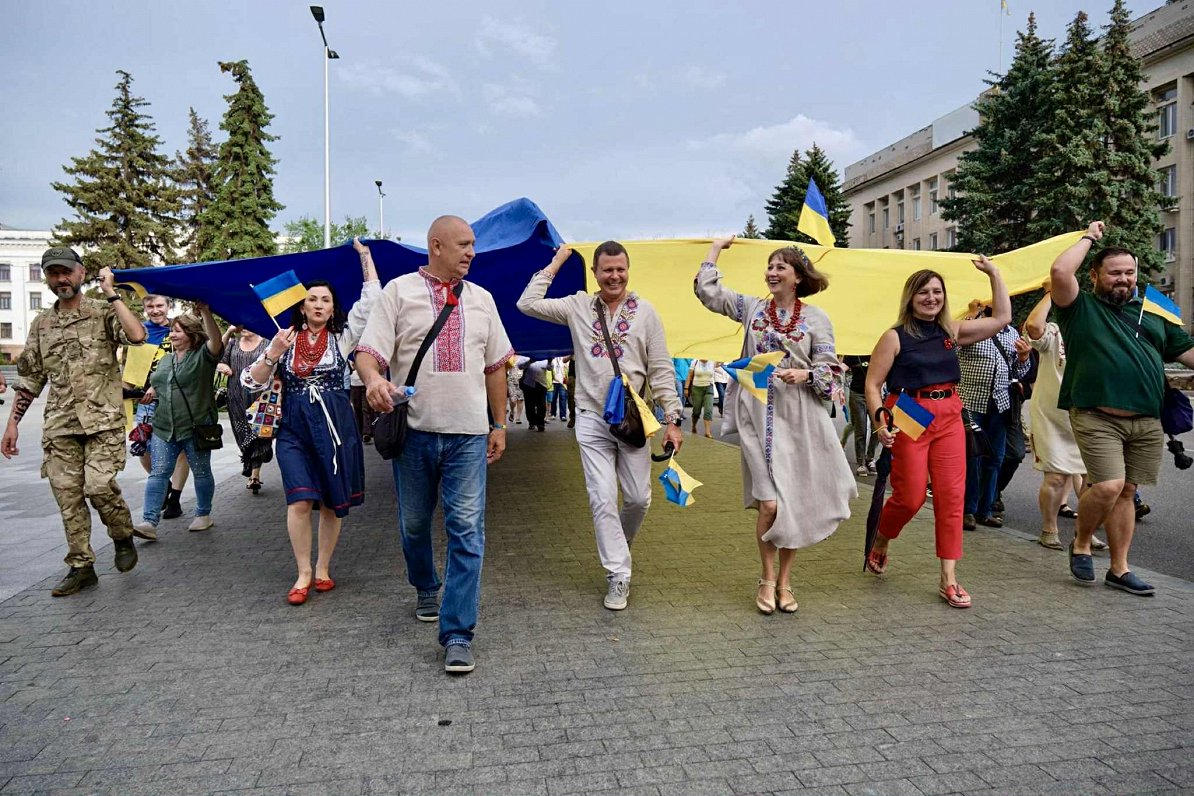 Angelinas šūts 9x6m karogs, ko viņa ziedoja Kramatorskas iedzīvotājiem 2017.gadā. Kopš tā laika tas...