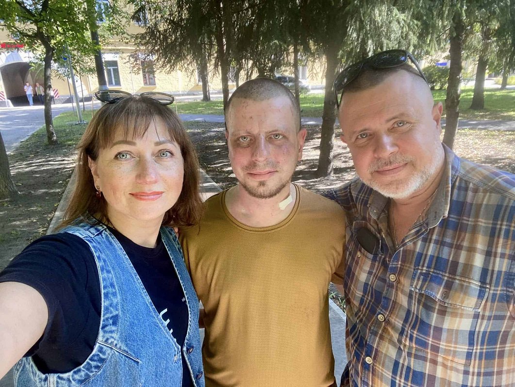 Angelina ar vīru Andreju un dēlu Mihailu viņa rehabilitācijas laikā pēc ievainojuma