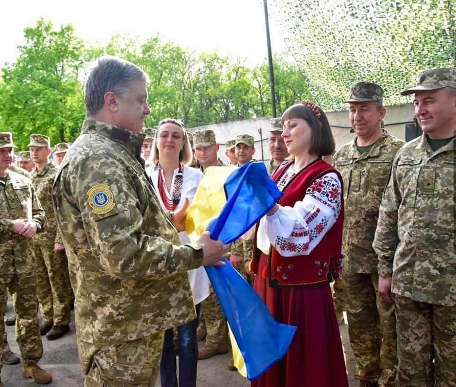 Angelina ar tā brīža Ukrainas prezidentu Porošenko, kuram viņa uzdāvināja savu karogu - 2019. gads,...