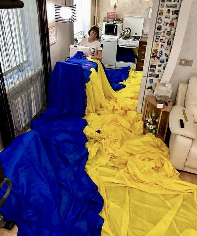 Angelina šuj karogu sava dzīvokļa virtuvē Bahmutā