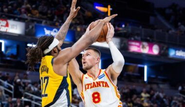 Kristaps Porziņģis (pa labi) Atlantas &quot;Hawks&quot; spēlē pret Indiānas &quot;Pacers&quot;