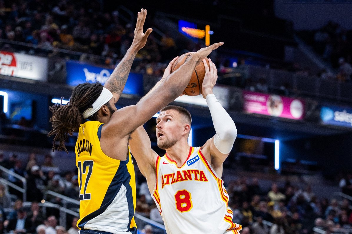 Kristaps Porziņģis (pa labi) Atlantas &quot;Hawks&quot; spēlē pret Indiānas &quot;Pacers&quot;