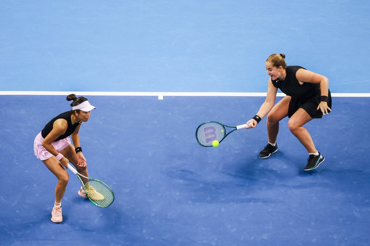 Aļona Ostapenko (pa labi) un Suveja Sje