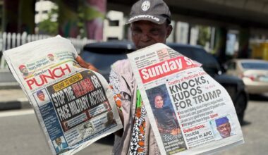 Vīrietis Lagosā pārdod vietējās avīzes ar virsrakstiem, kuros citēti ASV prezidenta Donalda Trampa i...