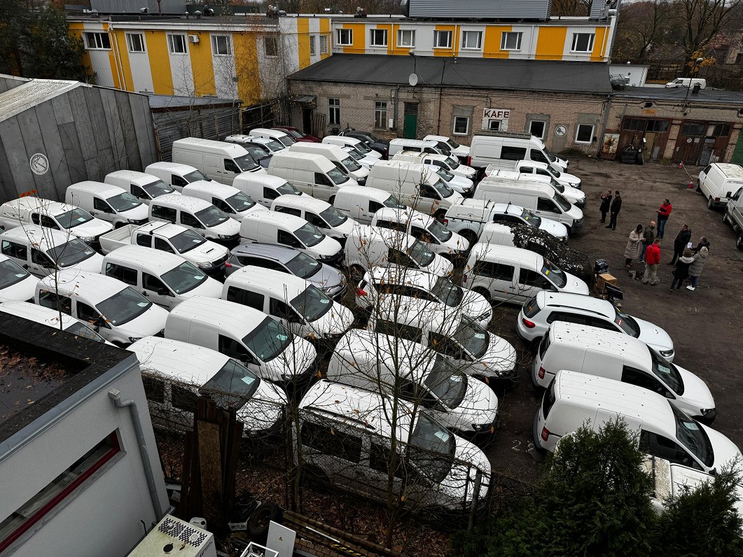 No Latvijas uz Ukrainu dodas 65 ziedoti auto / Raksts