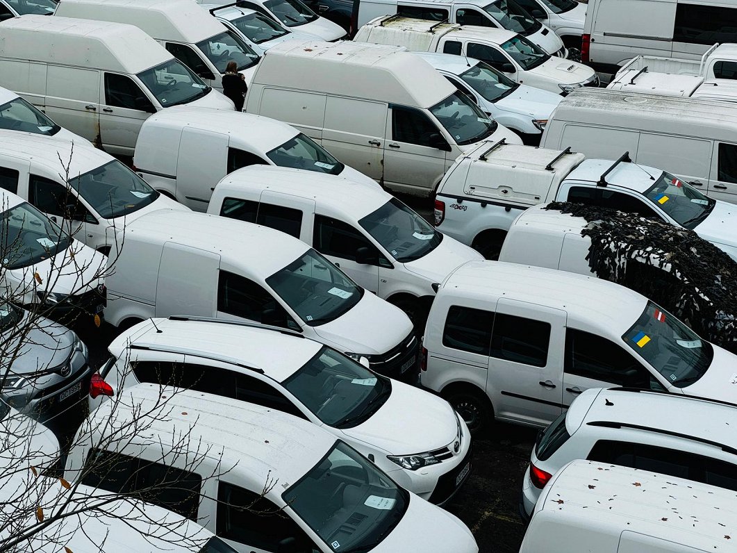 No Latvijas uz Ukrainu dodas 65 ziedoti auto