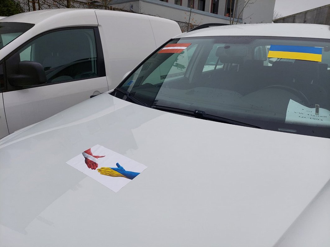 No Latvijas uz Ukrainu dodas 65 ziedoti auto