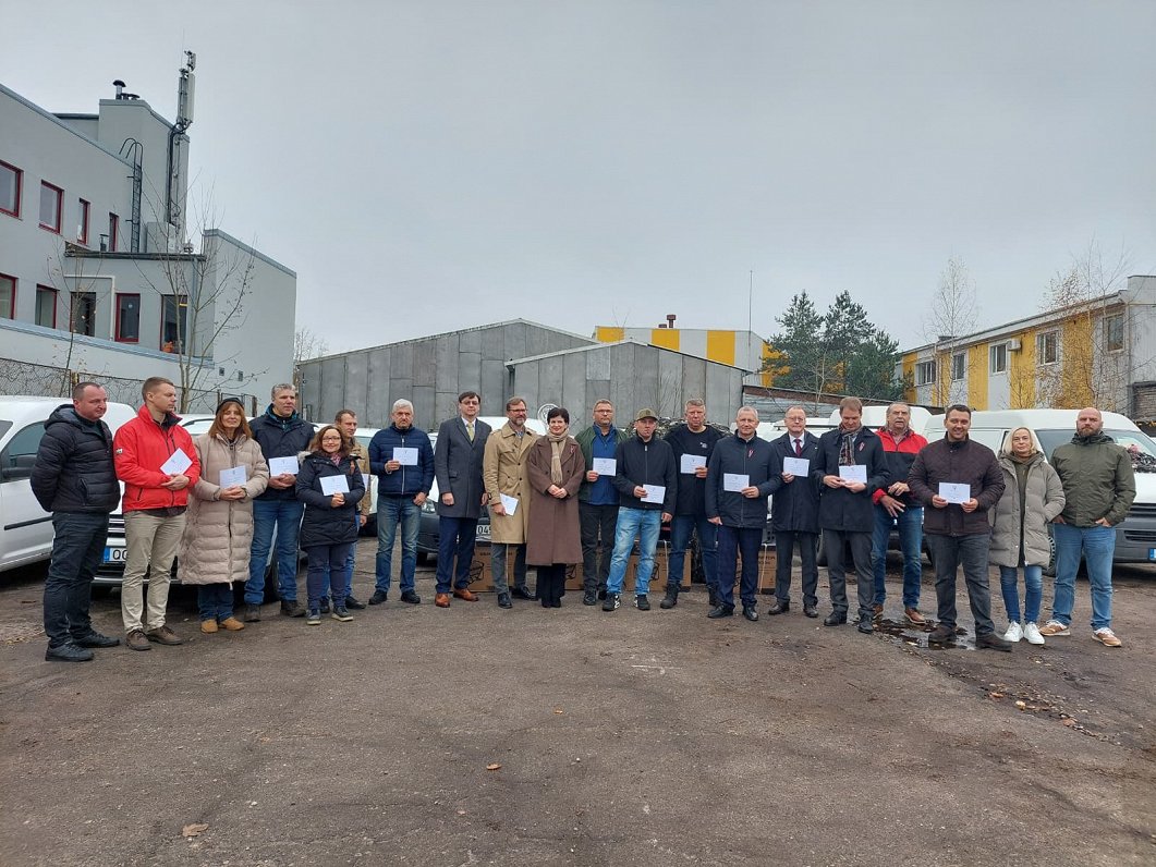 No Latvijas uz Ukrainu dodas 65 ziedoti auto