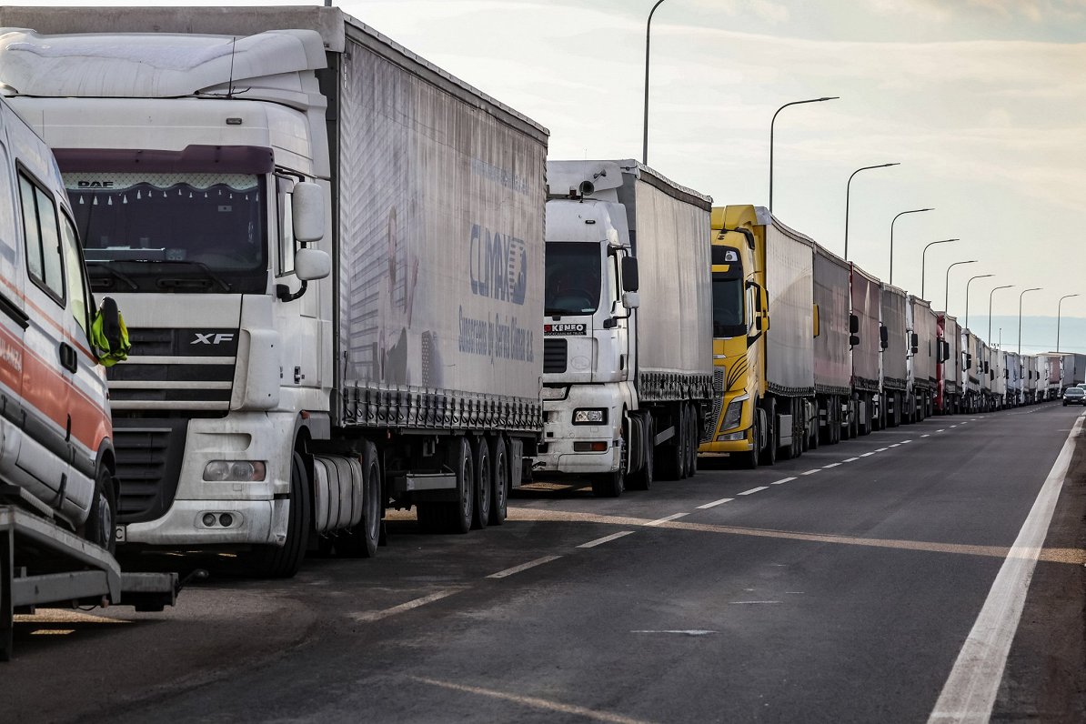 Kravas automašīnas uz Polijas robežas. Attēls ilustratīvs.