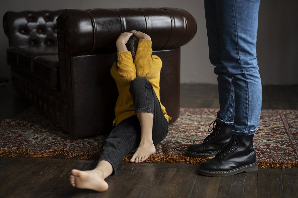 Vardarbība ģimenē ir vesela sistēma – to iemācāmies tāpat kā ēst ar karoti vai staigāt / Raksts