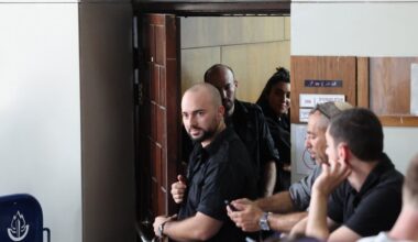 Policisti stāv sardzē pie tiesas zāles ieejas, kamēr Telavivā notiek bijušās militārās ģenerālprokur...