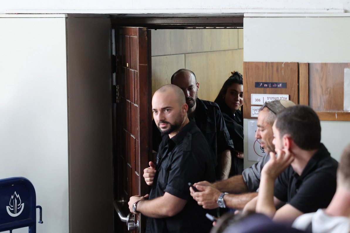 Policisti stāv sardzē pie tiesas zāles ieejas, kamēr Telavivā notiek bijušās militārās ģenerālprokur...