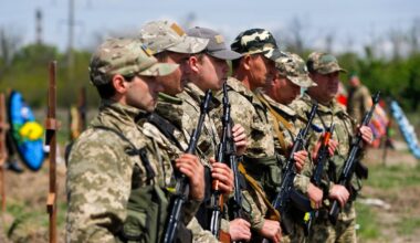 llustratīvs attēls: ukraiņu karavīri piemiņas pasākumā Krievijas uzsāktā pilna apmēra karā kritušaji...