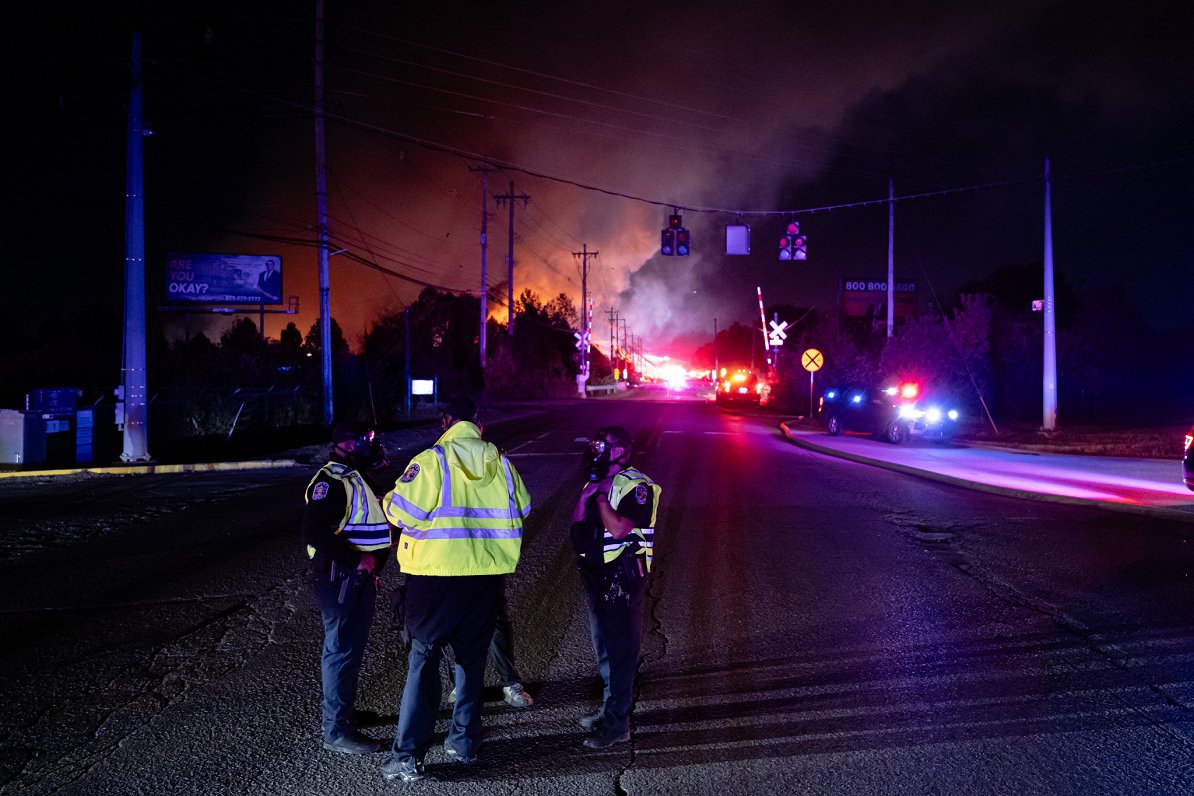 Tiesībsargājošo iestāžu pārstāvji kravas lidmašīnas avārijas vietā Luisvilas pilsētā ASV Kentuki šta...