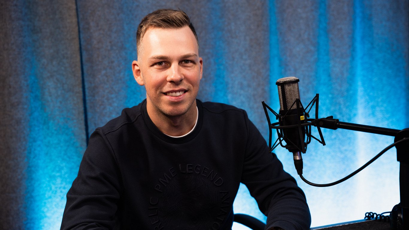 Cik pelna pilots? Saruna ar pilotu Matīsu Veisu par profesijas aizkulisēm / Raksts