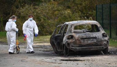 Pūlī ietriecies vīrietis aizturēšanas laikā aizdedzināja savu automašīnu