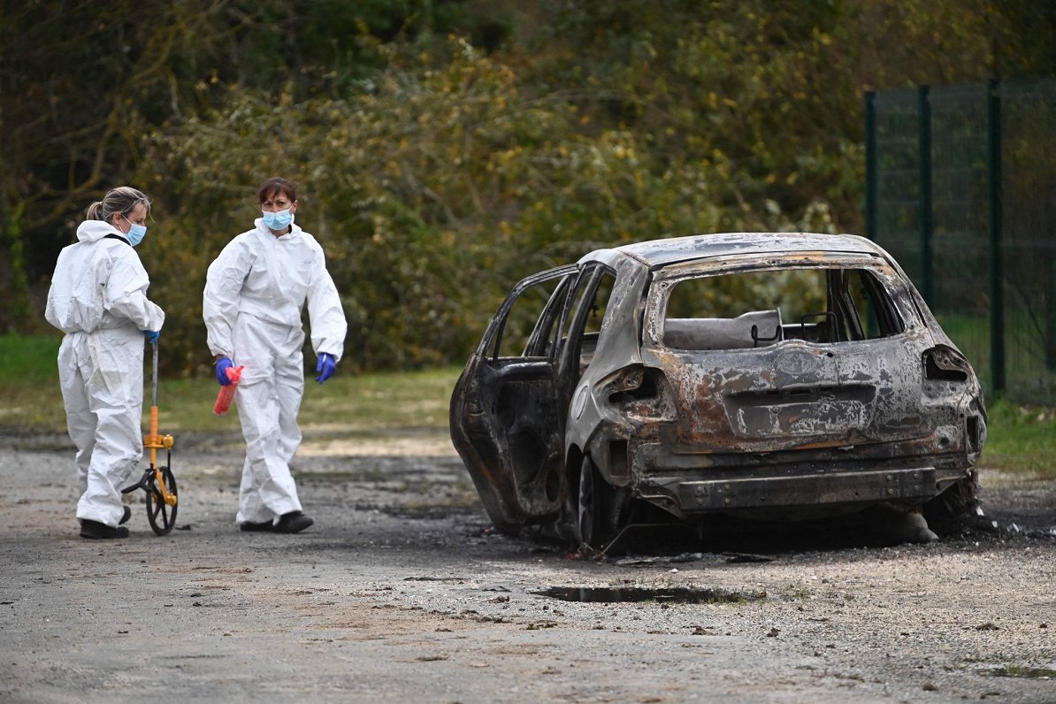Pūlī ietriecies vīrietis aizturēšanas laikā aizdedzināja savu automašīnu