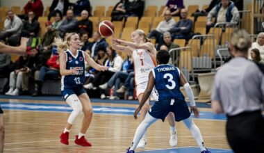 &quot;TTT Rīga&quot; basketboliste Enija Vīksne (centrā) spēlē pret &quot;Emlak Konut&quot;