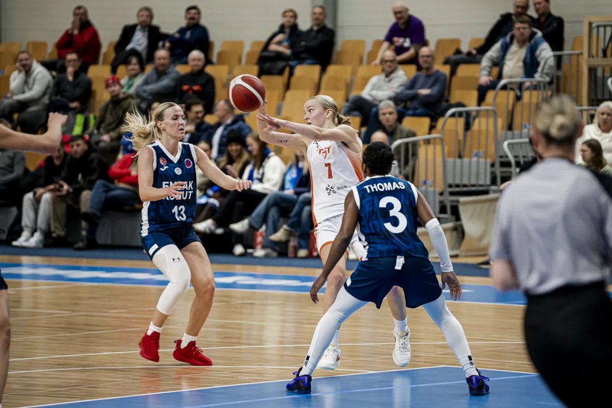 &quot;TTT Rīga&quot; basketboliste Enija Vīksne (centrā) spēlē pret &quot;Emlak Konut&quot;