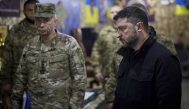 Ilustratīvs attēls: Ukrainas prezidents Volodimirs Zelenskis un ukraiņu karavīri Doneckas apgabalā