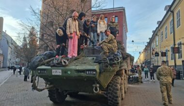 Neatkarības kara piemiņas ugunskura iedegšana laukumā pie Latvijas Kara muzeja.