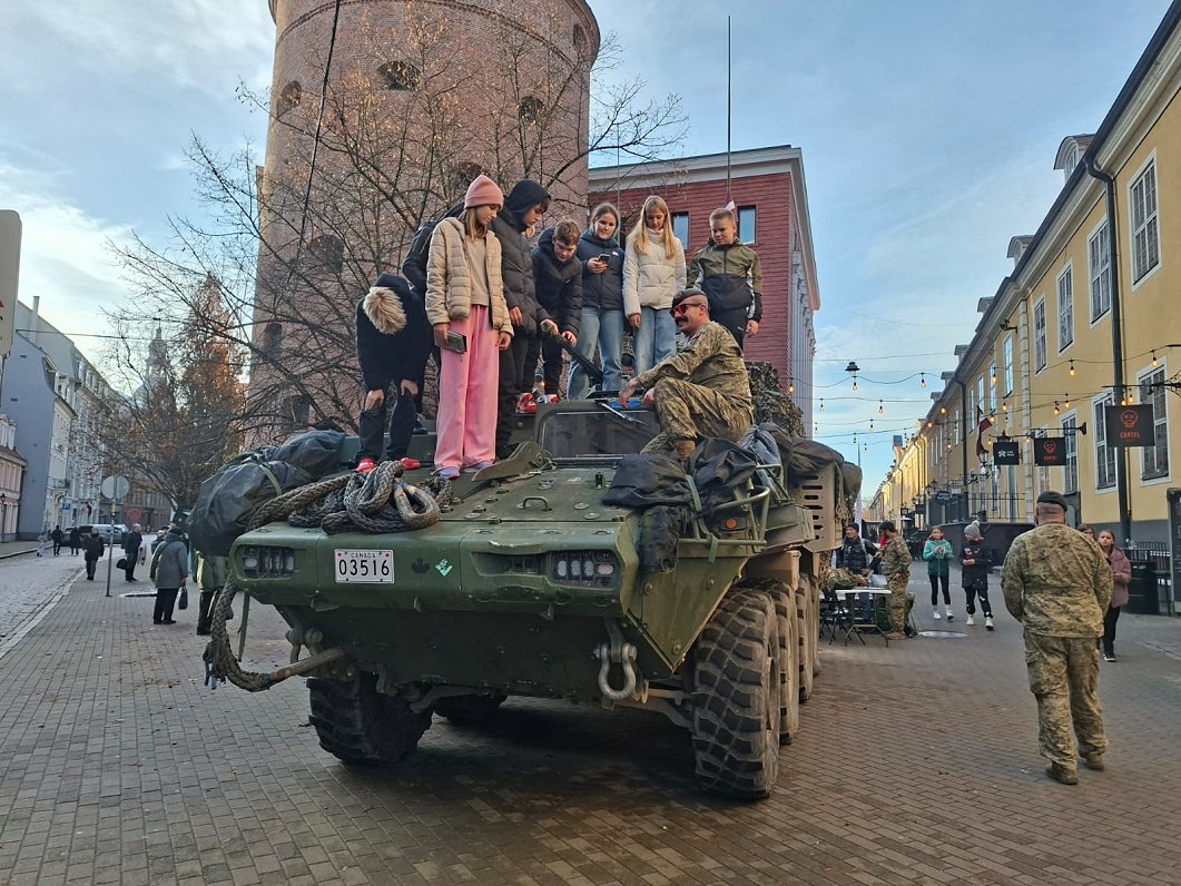 Neatkarības kara piemiņas ugunskura iedegšana laukumā pie Latvijas Kara muzeja.