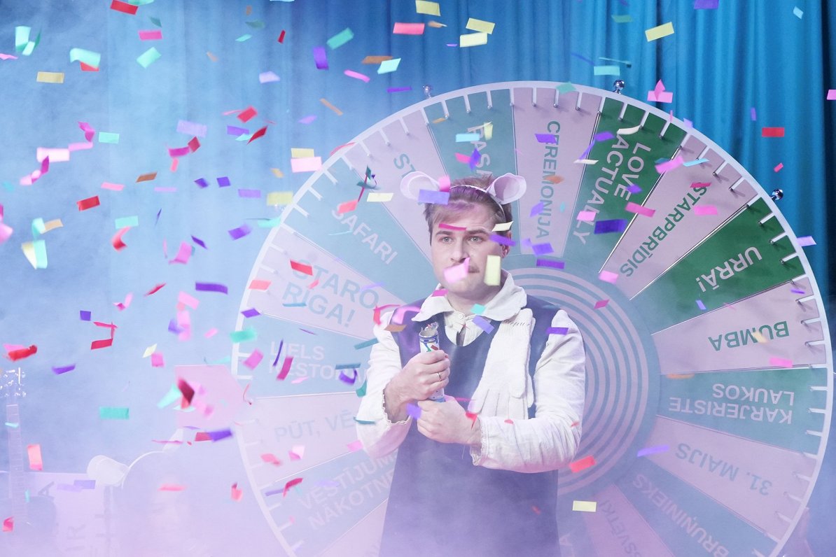 Pirmo reizi iegriezts teātra trupas «Kvadrifrons» izrādes «Viss bumbās» lielais laimes rats / Raksts