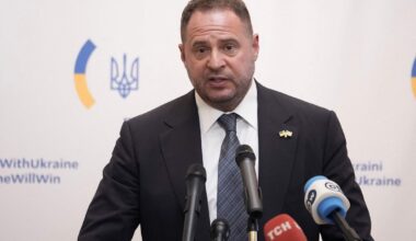 Ukrainas prezidenta bijušais biroja vadītājs Jermaks pēc atlūguma pošas uz fronti / Raksts