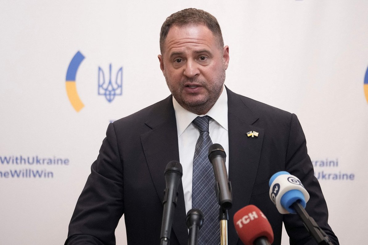 Ukrainas prezidenta bijušais biroja vadītājs Jermaks pēc atlūguma pošas uz fronti / Raksts