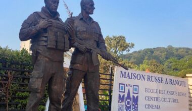 Bronzas skulptūra, kas uzcelta pie "Krievu nama" Centrālāfrikas Republikas galvaspilsētā B...