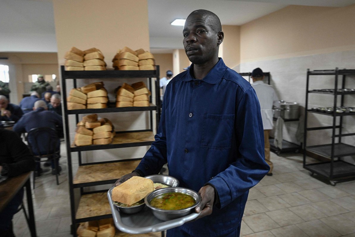 Kenijas pilsonis, kurš pēc karošanas Krievijas pusē nonācis Ukrainas gūstā