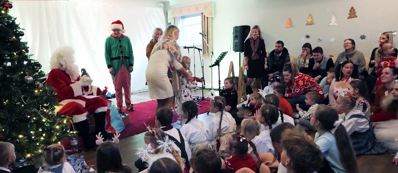 Koncerts, dāvanas un kārumi Straumēnos uzbur Ziemassvētku pasaku Lielbritānijas latviešiem / Raksts