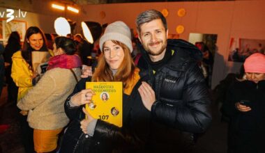 Foto: priecīgi atvērta Zanes Grēviņas grāmata “Našķoties un ciemoties”