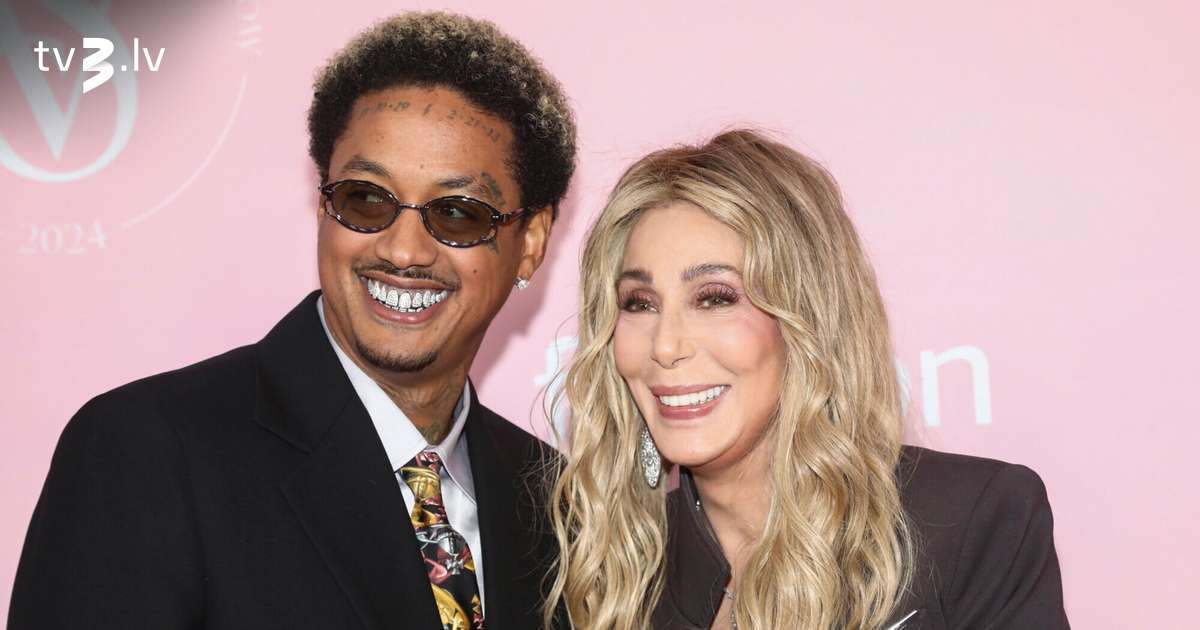 Šēra atbild kritikai par attiecībām ar 40 gadus jaunāku vīrieti