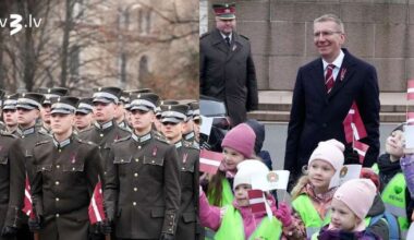 Lieli un mazi rīdzinieki pie Brīvības pieminekļa vēro svinīgo godasardzes ceremoniju