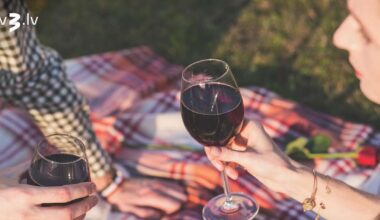 Kāpēc slavenībām un ne tikai brūtgānu slēpšana sociālajos tīklos kļuvusi par trendu?