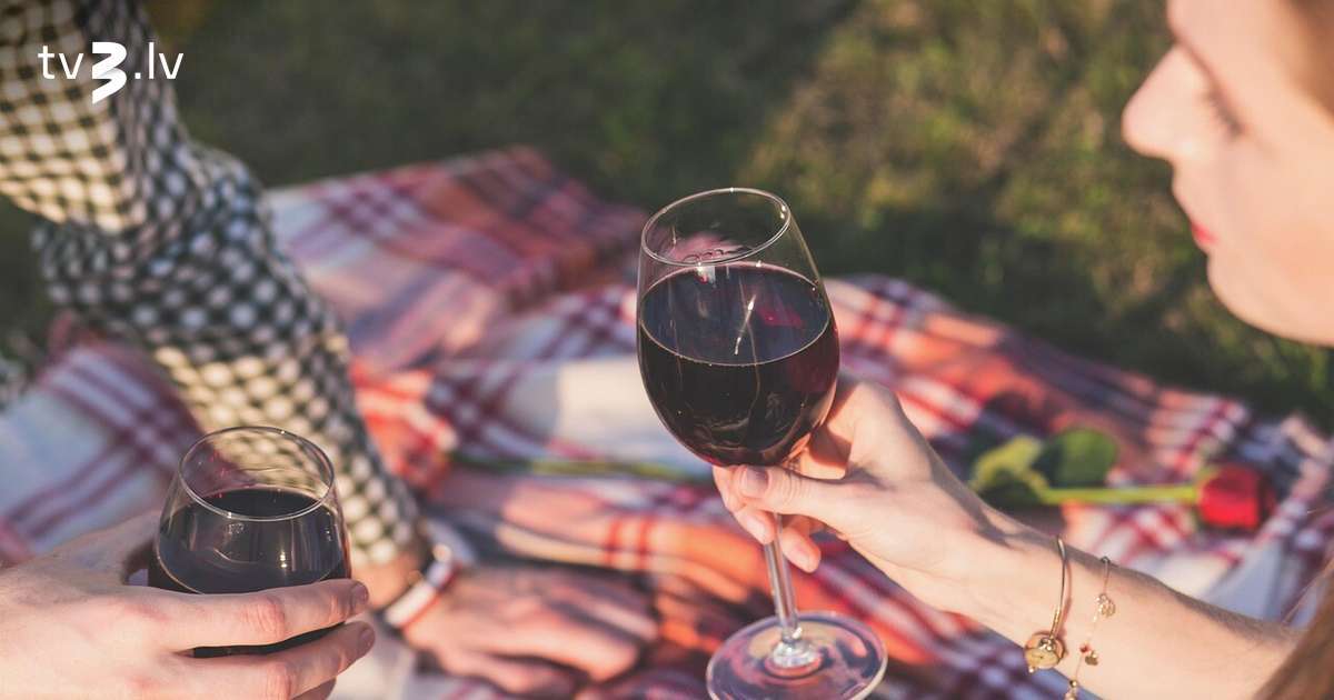 Kāpēc slavenībām un ne tikai brūtgānu slēpšana sociālajos tīklos kļuvusi par trendu?