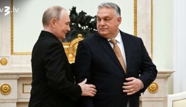 Orbāns turpina krist Putina apskāvienos un ignorē Eiropas centienus izolēt Krieviju